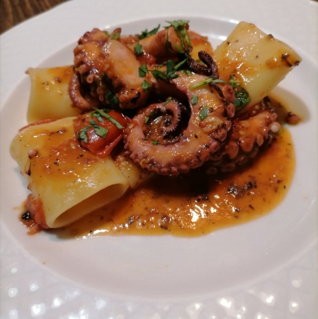 Paccheri con polpo, pomodorini e rucola tritata. Primi a base di pesce