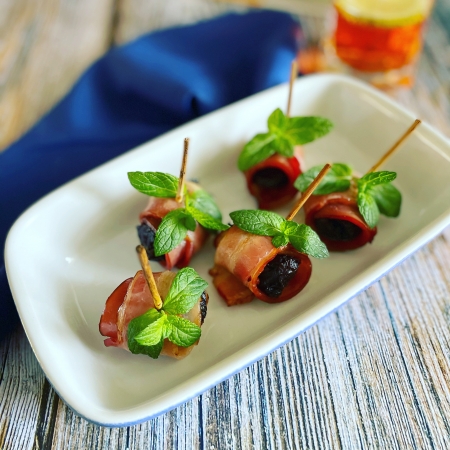 Rotolini di prugne secche e bacon. Finger food