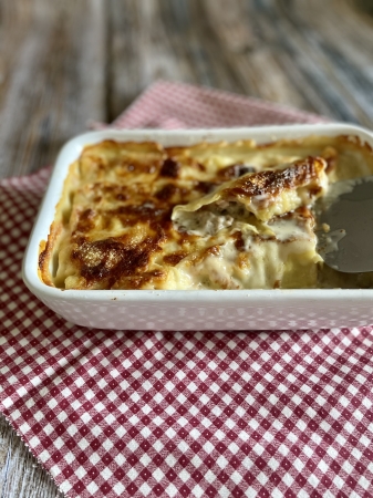 Cannelloni farciti di carne. Pasta fresca ripiena