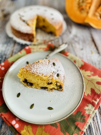 Torta di zucca soffice, con farina di mandorle e gocce di cioccolato. Dolci