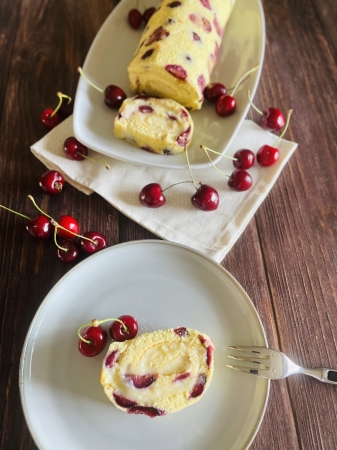 Rotolo dolce alle ciliegie farcito con crema al limone Dolci